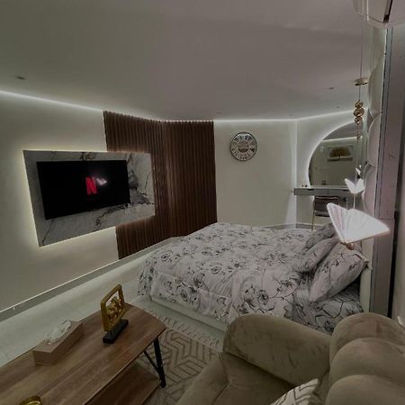 استديو مع جلسة خارجية بدخول ذكي Villa Riyadh Ngoại thất bức ảnh